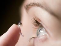 How to put contact lens lenses in